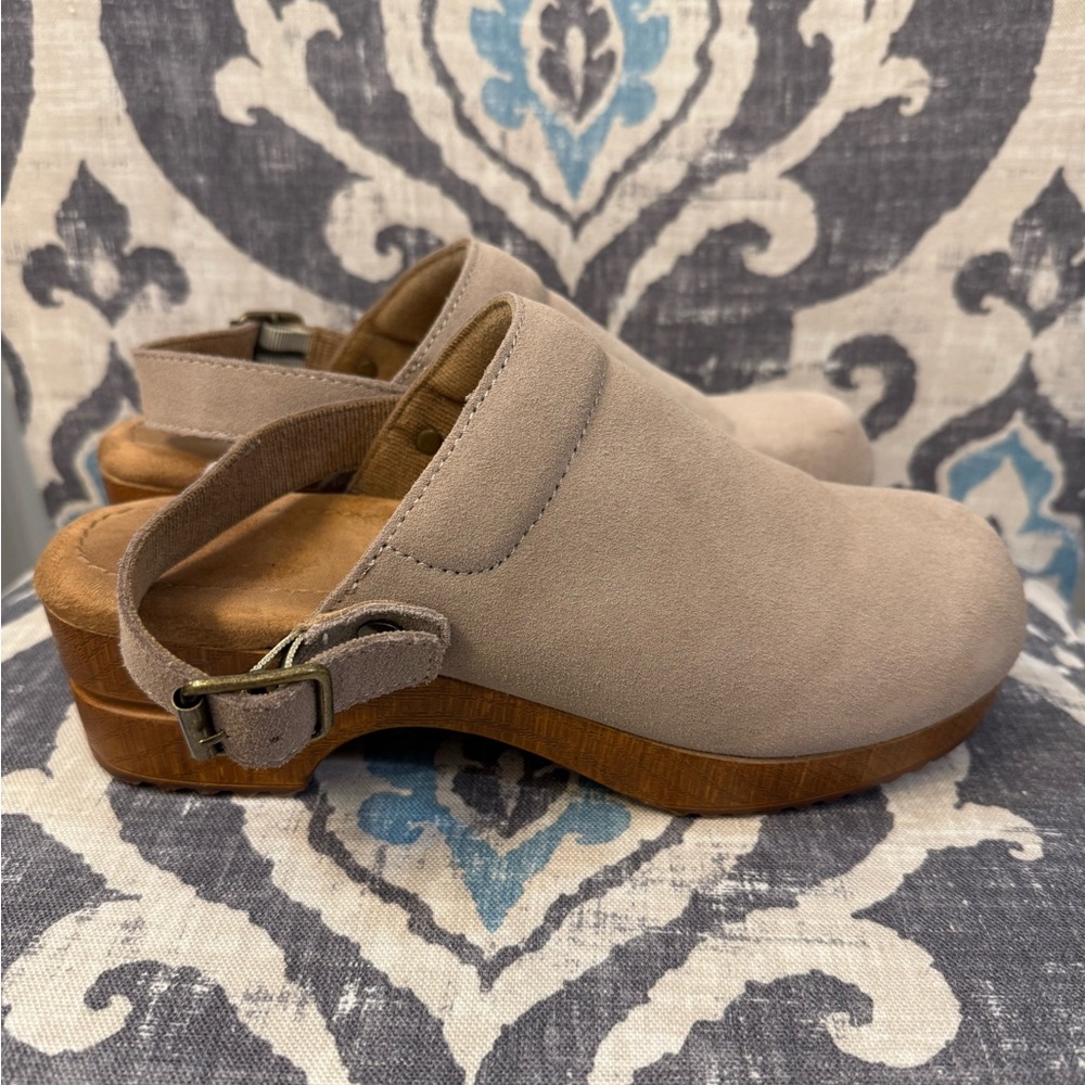White Mountain Suede Clogs Women’s 8